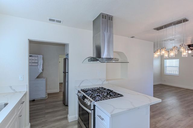 4422 52nd St, Sacramento, CA 95820