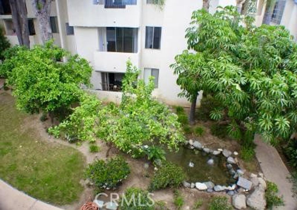 Image 10 of property listing at 5325 Newcastle, Encino, CA 91316