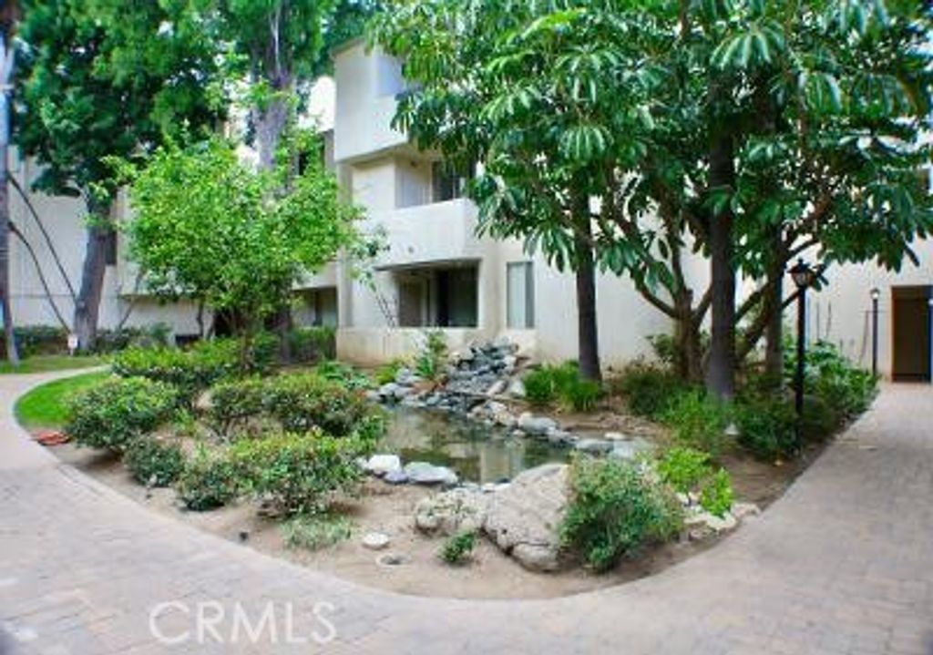 Image 12 of property listing at 5325 Newcastle, Encino, CA 91316