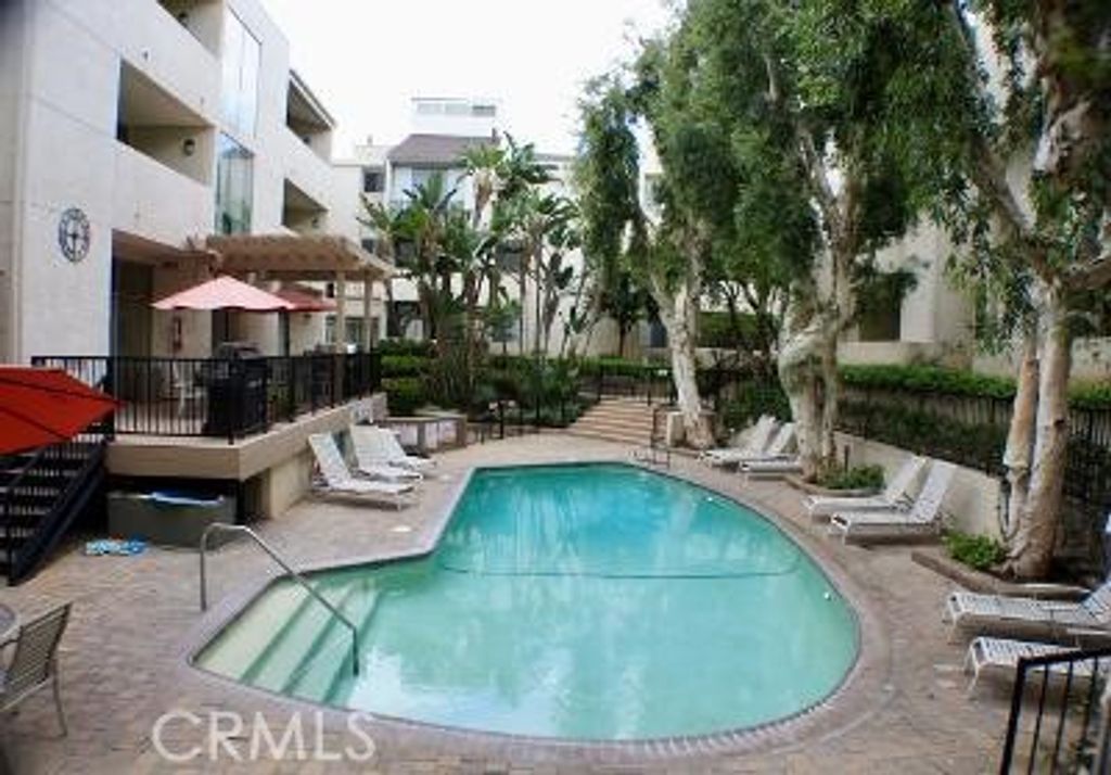 Image 13 of property listing at 5325 Newcastle, Encino, CA 91316