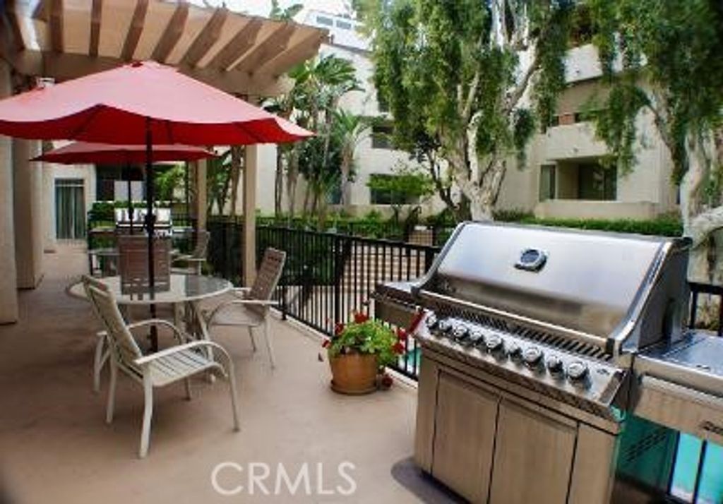 Image 14 of property listing at 5325 Newcastle, Encino, CA 91316