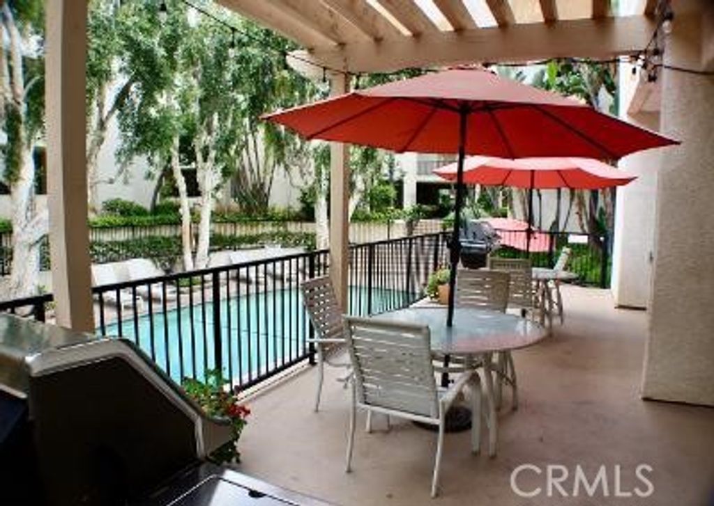 Image 16 of property listing at 5325 Newcastle, Encino, CA 91316