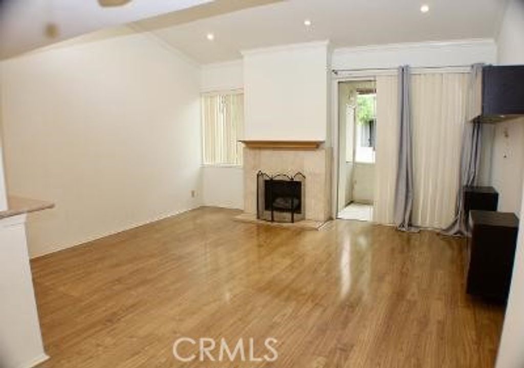 Image 2 of property listing at 5325 Newcastle, Encino, CA 91316