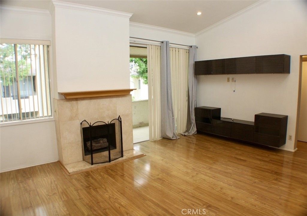 Image 3 of property listing at 5325 Newcastle, Encino, CA 91316