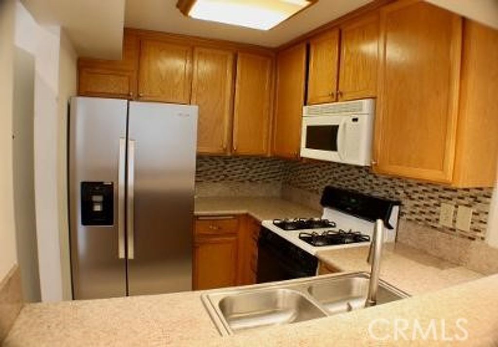 Image 5 of property listing at 5325 Newcastle, Encino, CA 91316