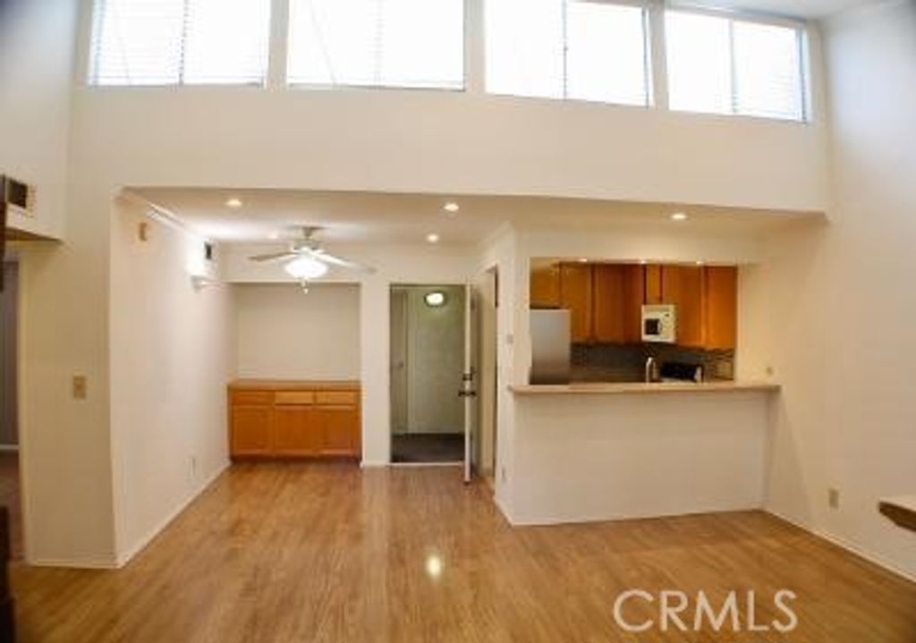 Image 6 of property listing at 5325 Newcastle, Encino, CA 91316