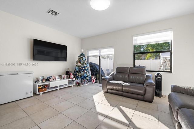 3272 W 92nd Pl, Hialeah, FL 33018