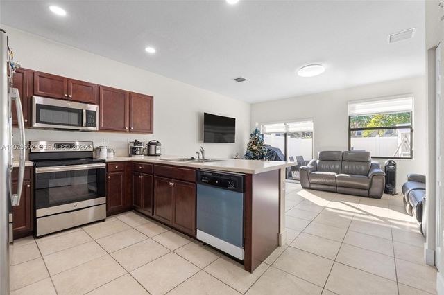 3272 W 92nd Pl, Hialeah, FL 33018