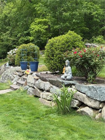 33 Abatecola Way, Johnston, RI 02919