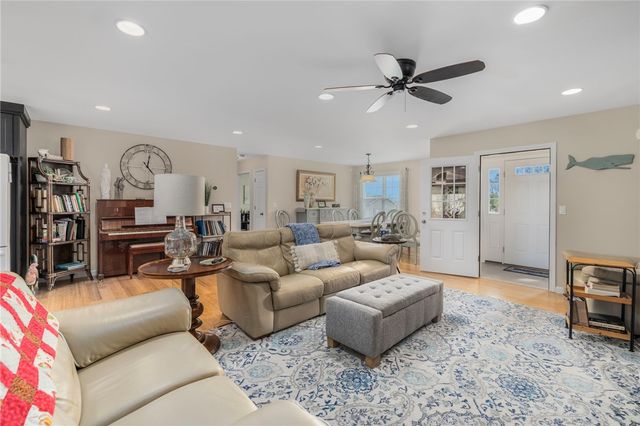 33 Abatecola Way, Johnston, RI 02919