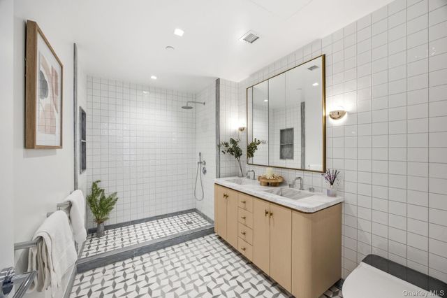 24-01 Queens Plaza N 205, Long Island City, NY 11101