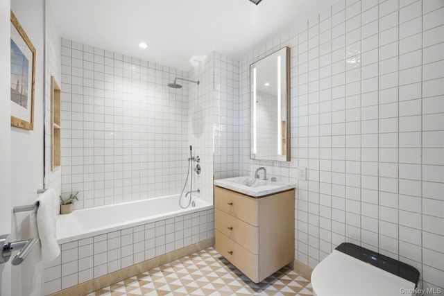 24-01 Queens Plaza N 205, Long Island City, NY 11101