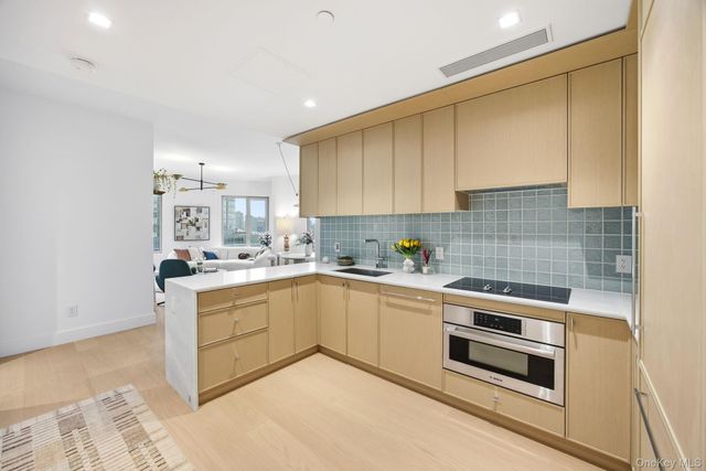 24-01 Queens Plaza N 205, Long Island City, NY 11101