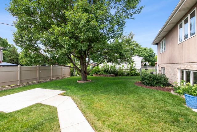 8608 Lamon Avenue, Burbank, IL 60459