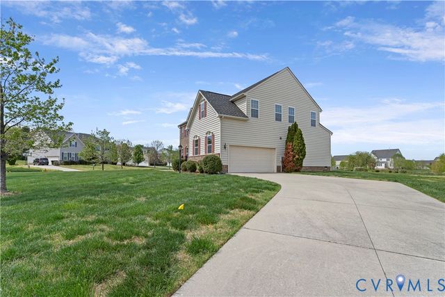 1925 White Mountain Dr, Chester, VA 23836