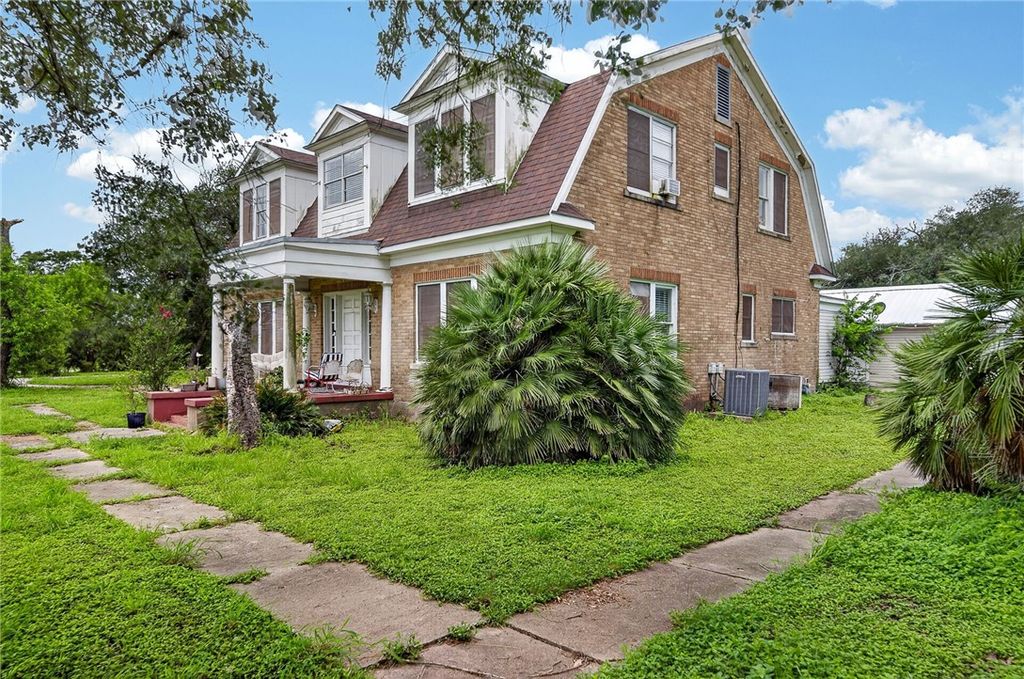 119 E Houston St, Refugio, TX 78377 — photo 2