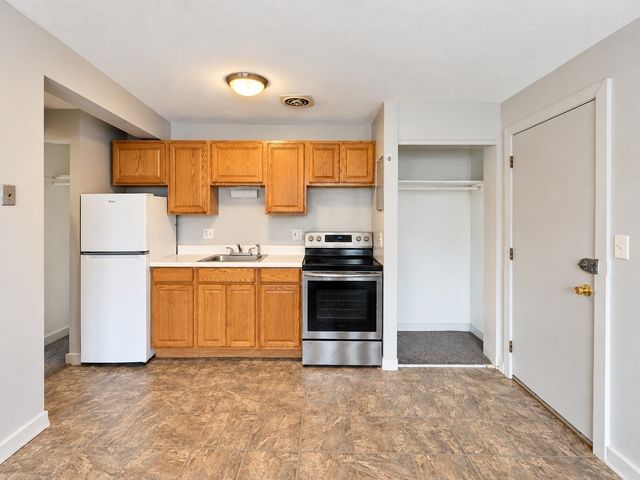 5 Colonial Village Dr 1, Arlington, MA 02474