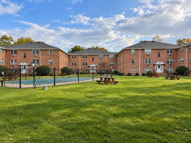 5 Colonial Village Dr 1, Arlington, MA 02474
