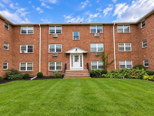 5 Colonial Village Dr 1, Arlington, MA 02474