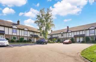 8 Castle Hill Rd E, Agawam, MA 01001
