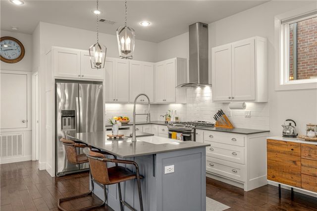 634 SW B Street, Bentonville, AR 72712