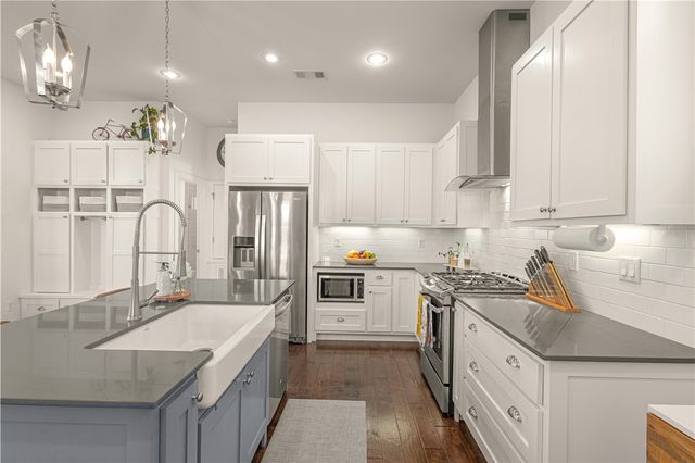 634 SW B Street, Bentonville, AR 72712