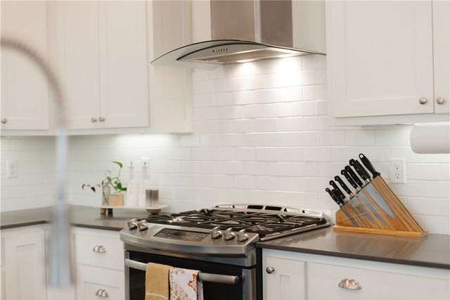 634 SW B Street, Bentonville, AR 72712