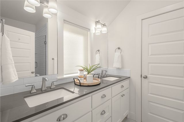 634 SW B Street, Bentonville, AR 72712