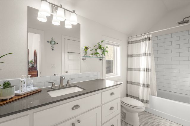 634 SW B Street, Bentonville, AR 72712