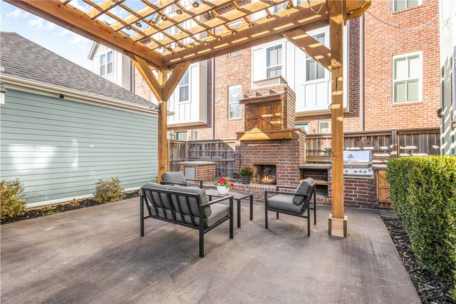 634 SW B Street, Bentonville, AR 72712