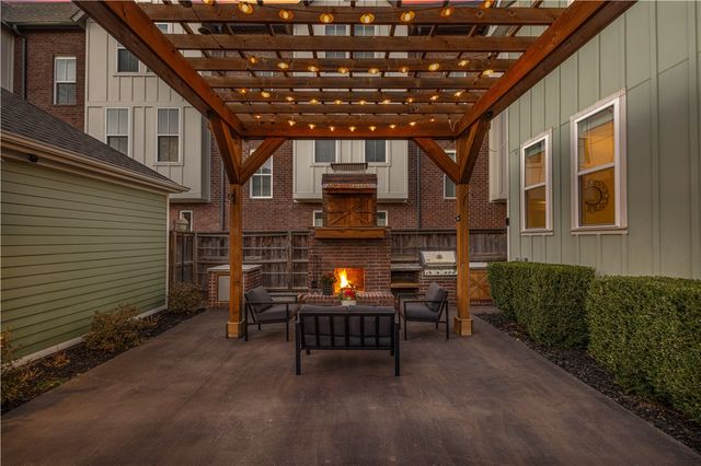 634 SW B Street, Bentonville, AR 72712