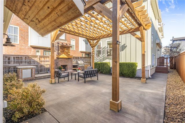 634 SW B Street, Bentonville, AR 72712