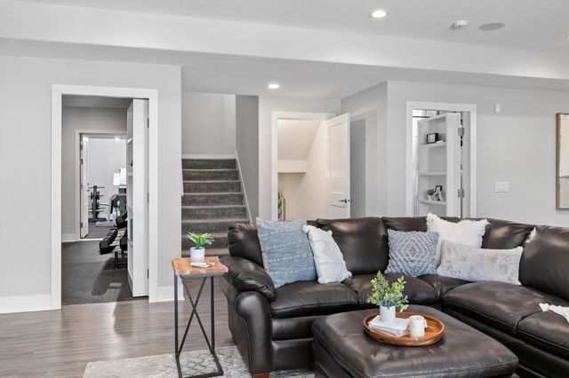 4829 159th Street, Urbandale, IA 50323