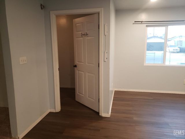 285 E Ash Avenue, Shafter, CA 93263