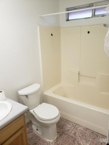 285 E Ash Avenue, Shafter, CA 93263