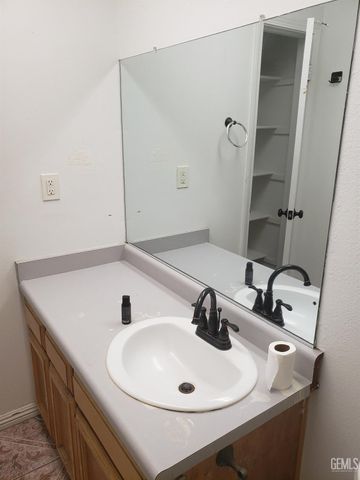 285 E Ash Avenue, Shafter, CA 93263