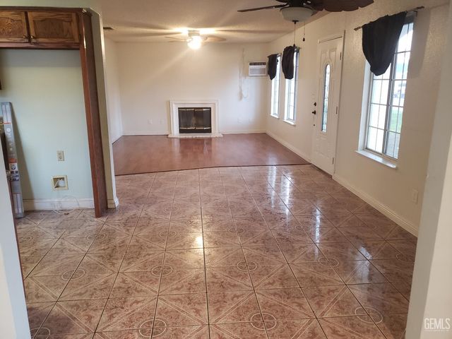 285 E Ash Avenue, Shafter, CA 93263