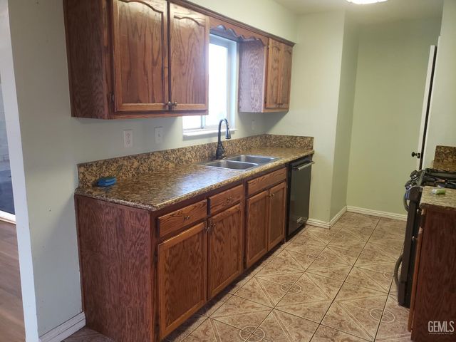 285 E Ash Avenue, Shafter, CA 93263