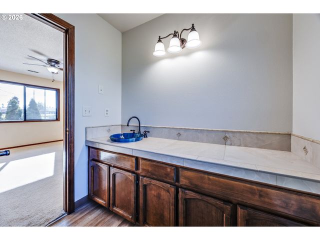 707 Nw 104TH St, Vancouver, WA 98685