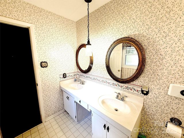 516 Averys Creek Road, Arden, NC 28704
