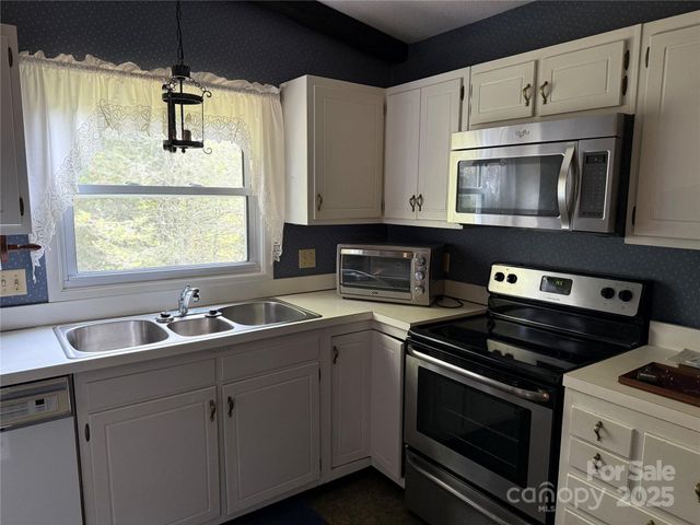 516 Averys Creek Road, Arden, NC 28704