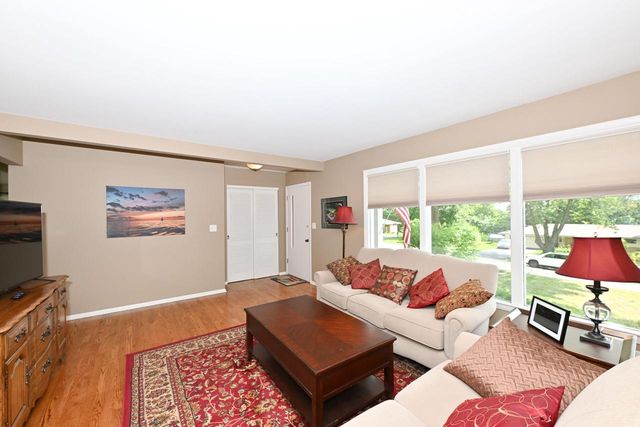 5127 S Menard DRIVE, New Berlin, WI 53151