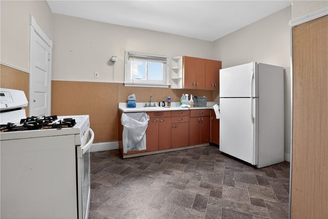 807 Maple Dr, White Oak, PA 15131