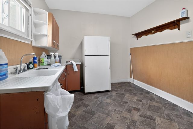 807 Maple Dr, White Oak, PA 15131