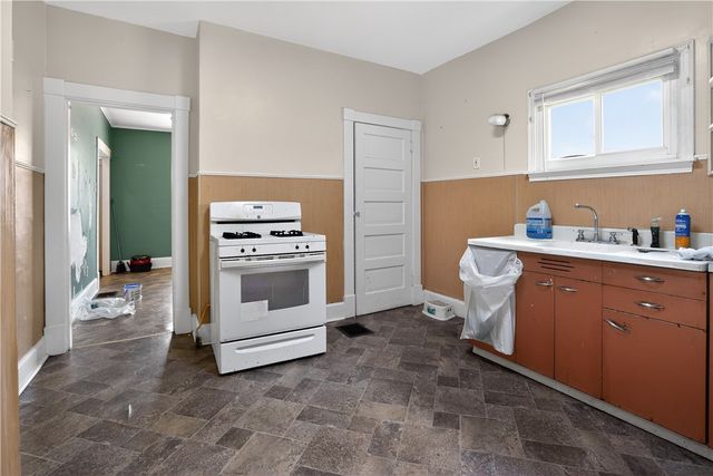 807 Maple Dr, White Oak, PA 15131
