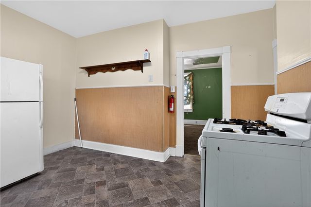 807 Maple Dr, White Oak, PA 15131