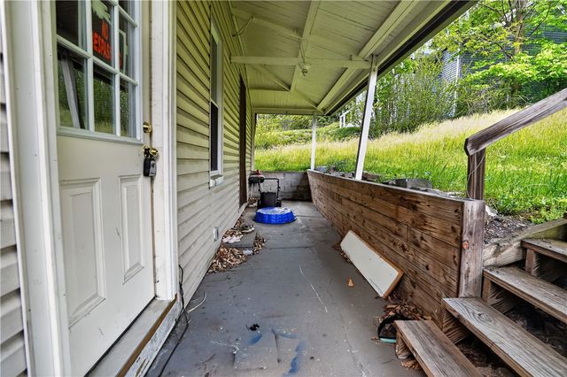 807 Maple Dr, White Oak, PA 15131