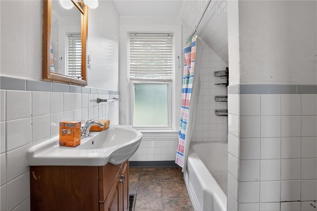807 Maple Dr, White Oak, PA 15131