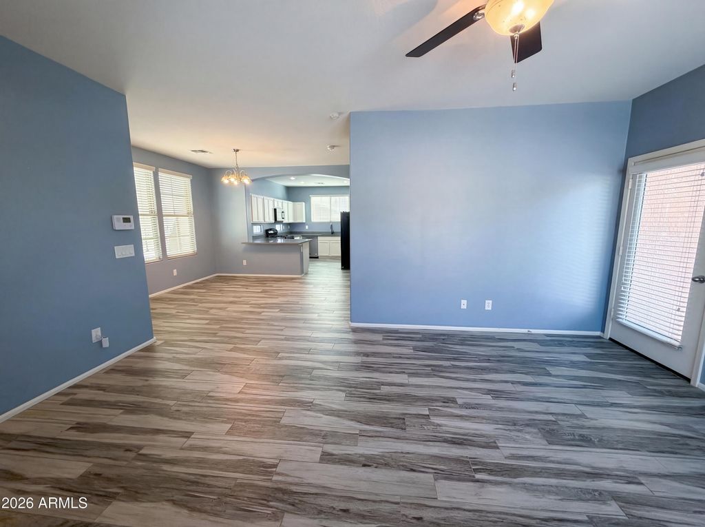 Image 11 of property listing at 7763 W PIPESTONE Place, Phoenix, AZ 85035