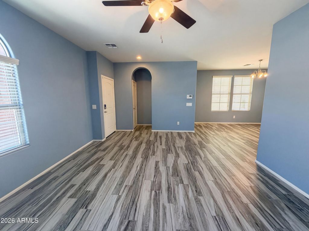 Image 12 of property listing at 7763 W PIPESTONE Place, Phoenix, AZ 85035